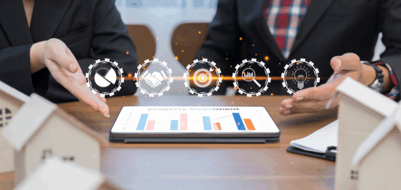 Dos personas analizando gráficos de inversión y procesos en una tablet, rodeados de íconos digitales sobre gestión y análisis de datos.