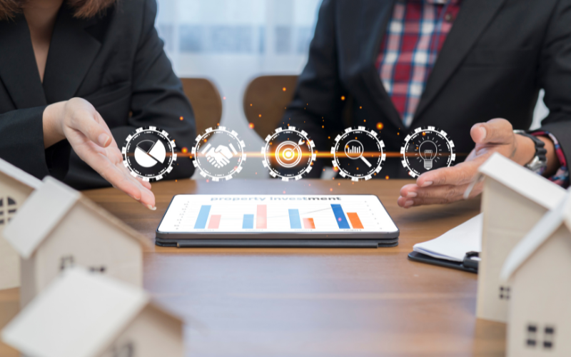 Dos personas analizando gráficos de inversión y procesos en una tablet, rodeados de íconos digitales sobre gestión y análisis de datos.