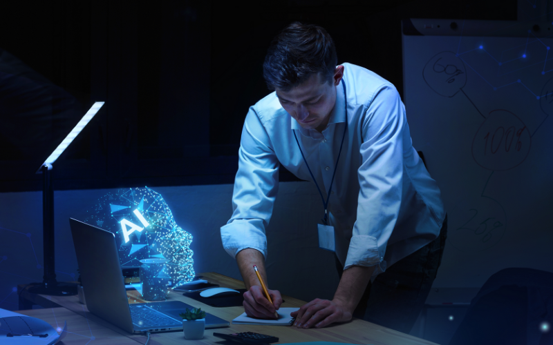 Hombre trabajando junto a una laptop con proyección de un rostro digital con las siglas "AI", simbolizando el uso de inteligencia artificial en el testing de software.