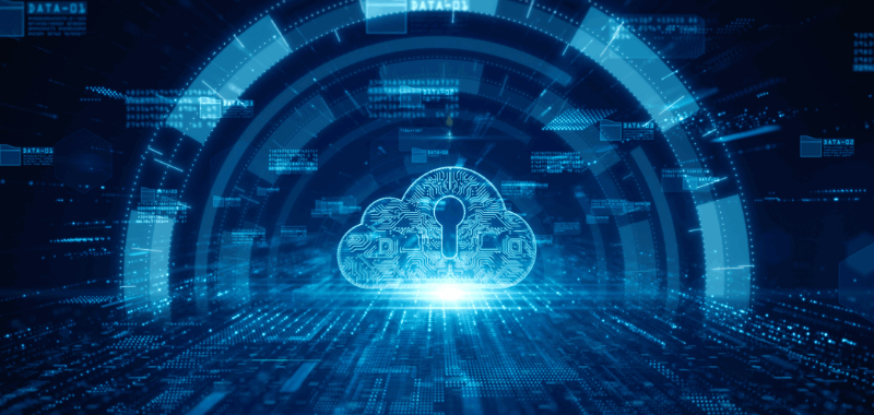 Nube digital con ícono de candado rodeada de archivos y gráficos cibernéticos, representando el desarrollo de software seguro y la protección de datos en la nube