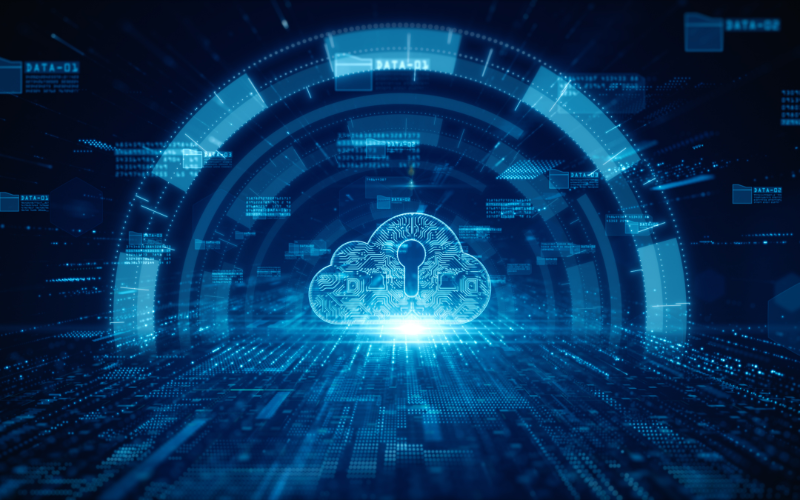 Nube digital con ícono de candado rodeada de archivos y gráficos cibernéticos, representando el desarrollo de software seguro y la protección de datos en la nube