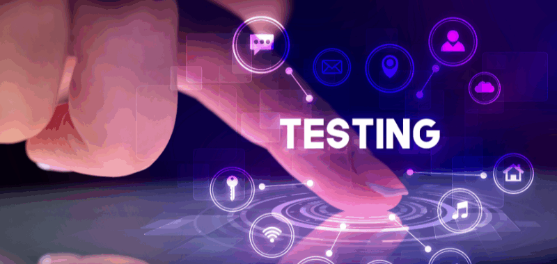 Dedo tocando una pantalla digital con el texto "TESTING" rodeado de íconos tecnológicos, simbolizando la validación de microservicios en entornos digitales.
