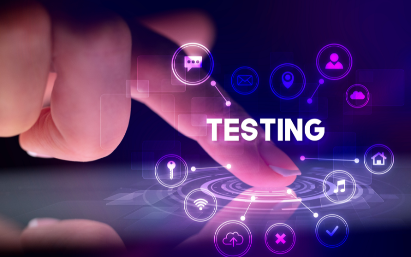Dedo tocando una pantalla digital con el texto "TESTING" rodeado de íconos tecnológicos, simbolizando la validación de microservicios en entornos digitales.