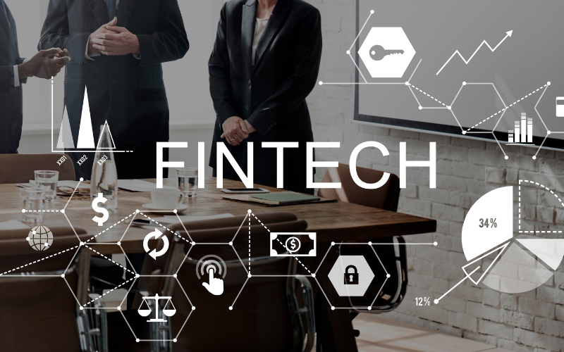 La transformación digital ha revolucionado los servicios financieros en América Latina. Para 2025, más del 90% de los usuarios demanda servicios digitales seguros, personalizados y en tiempo real, lo que ha impulsado a la banca y a las fintech a evolucionar hacia modelos centrados en la experiencia del cliente, la hiperconectividad y la analítica predictiva. La clave del sector financiero ya no está en las sucursales, sino en el uso estratégico de los datos, la integración omnicanal y la innovación tecnológica para ofrecer confianza, agilidad y sostenibilidad.