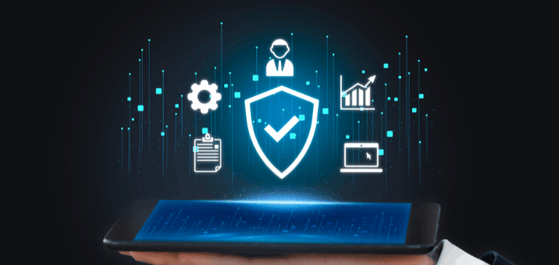 Pruebas de seguridad digital con íconos de protección, datos y ciberseguridad sobre una tablet.