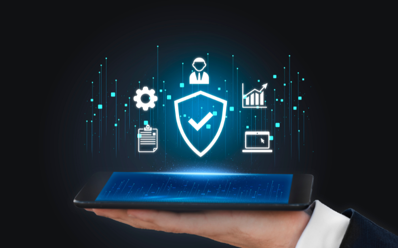 Pruebas de seguridad digital con íconos de protección, datos y ciberseguridad sobre una tablet.
