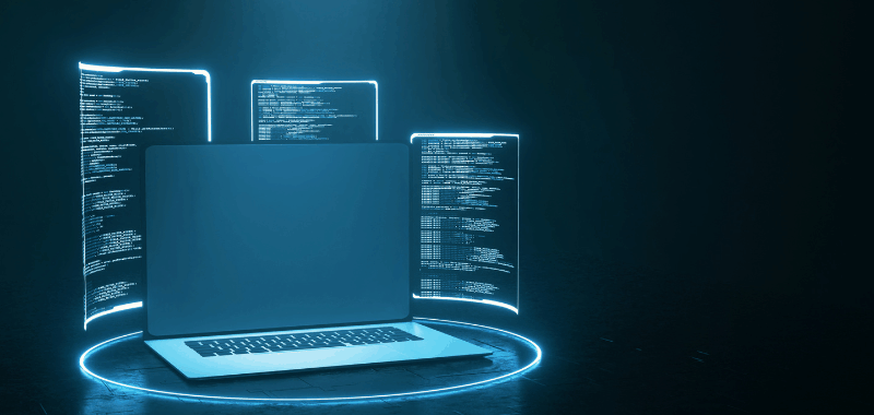 Laptop con código y pantallas digitales representando inteligencia artificial en desarrollo de software.