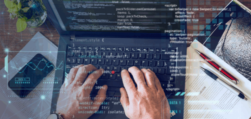 Persona trabajando en un portátil mientras analiza código y datos, representando prácticas modernas de testing, automatización inteligente y aseguramiento de calidad en entornos críticos.
